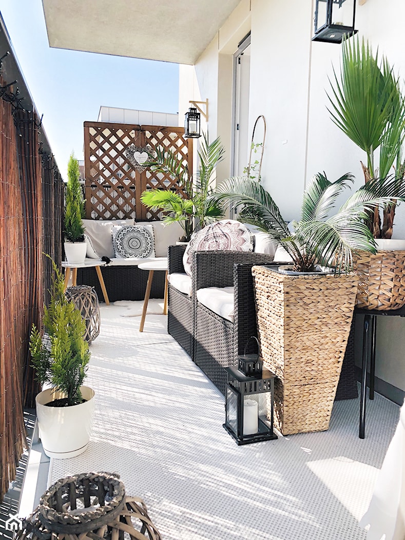 Balkon Pani Elwiry - Mały z meblami ogrodowymi z donicami na kwiaty taras rustykalny z tyłu domu, styl nowoczesny - zdjęcie od Inspiracje użytkowników - Homebook