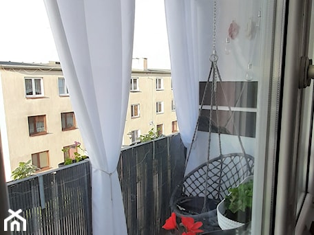 Aranżacje wnętrz - Taras: Balkon Pani Agi - Mały z fotelem wiszącym taras z tyłu domu, styl nowoczesny - Inspiracje użytkowników. Przeglądaj, dodawaj i zapisuj najlepsze zdjęcia, pomysły i inspiracje designerskie. W bazie mamy już prawie milion fotografii!