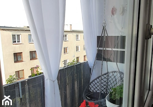 Balkon Pani Agi - Mały z fotelem wiszącym taras z tyłu domu, styl nowoczesny - zdjęcie od Inspiracje użytkowników