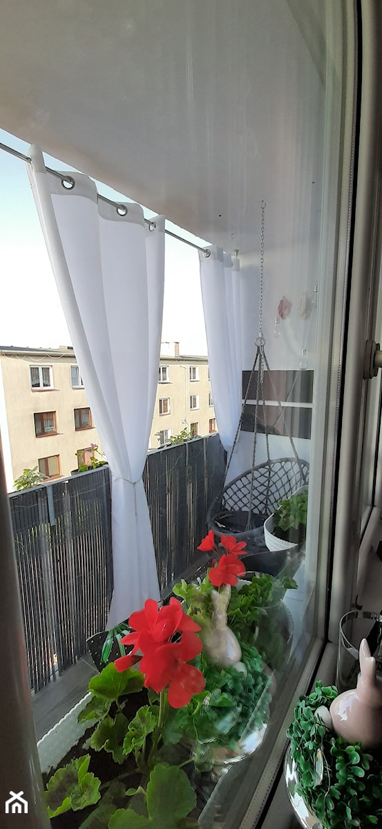 Balkon Pani Agi - Mały z fotelem wiszącym taras z tyłu domu, styl nowoczesny - zdjęcie od Inspiracje użytkowników