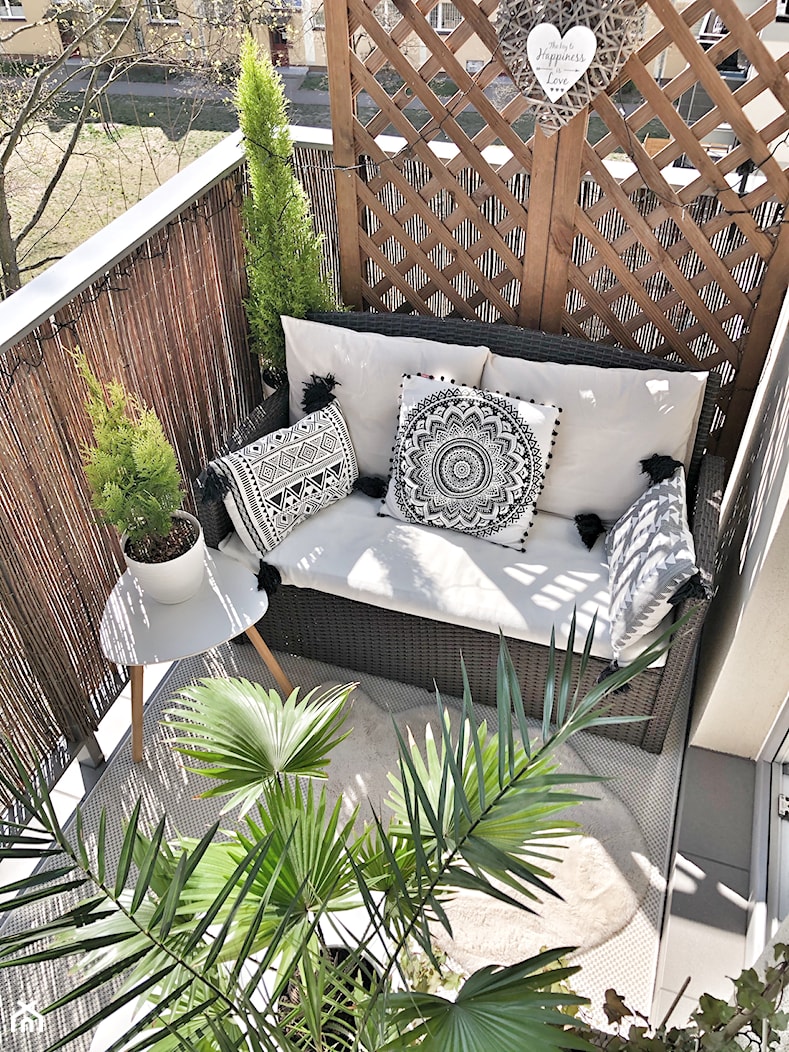 Balkon Pani Elwiry - Mały z meblami ogrodowymi z donicami na kwiaty taras rustykalny z tyłu domu, styl nowoczesny - zdjęcie od Inspiracje użytkowników - Homebook