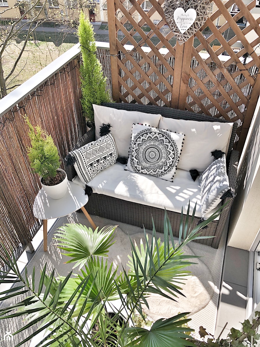 Balkon Pani Elwiry - Mały z meblami ogrodowymi z donicami na kwiaty taras rustykalny z tyłu domu, styl nowoczesny - zdjęcie od Inspiracje użytkowników
