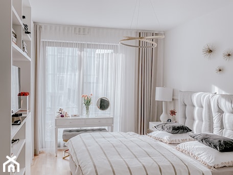 Aranżacje wnętrz - Sypialnia: Sypialnia - Mała biała sypialnia, styl glamour - exploringinteriors. Przeglądaj, dodawaj i zapisuj najlepsze zdjęcia, pomysły i inspiracje designerskie. W bazie mamy już prawie milion fotografii!