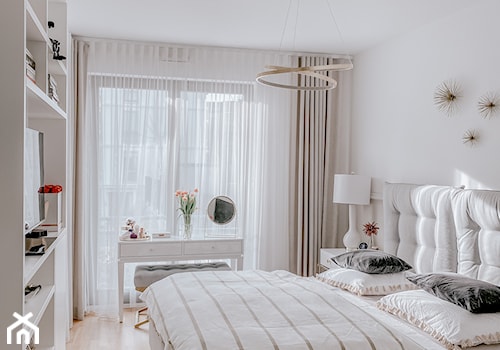 Sypialnia - Mała biała sypialnia, styl glamour - zdjęcie od exploringinteriors