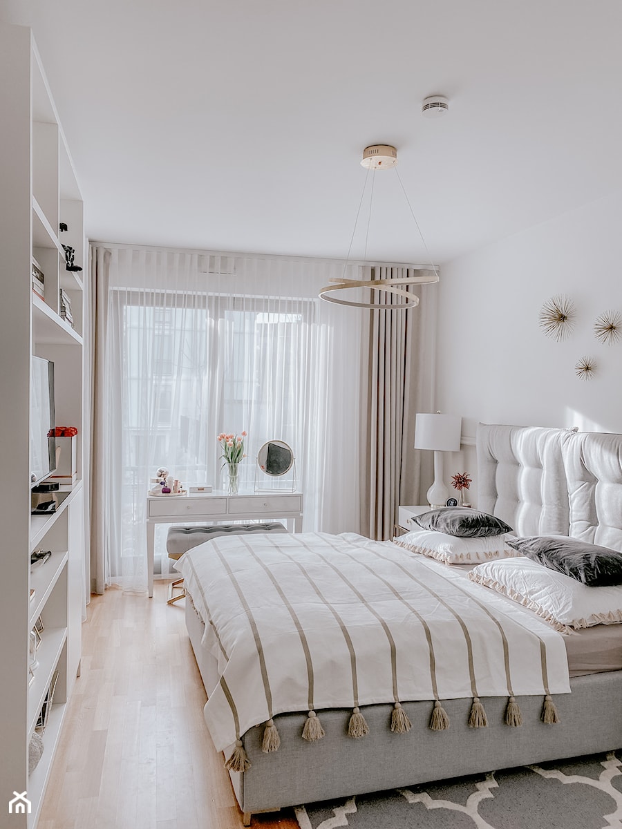 Sypialnia - Mała biała sypialnia, styl glamour - zdjęcie od exploringinteriors