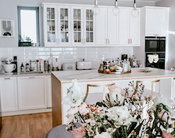 Kuchnia - Średnia otwarta biała z zabudowaną lodówką z podblatowym zlewozmywakiem kuchnia jednorzęd ... - zdjęcie od exploringinteriors - Homebook