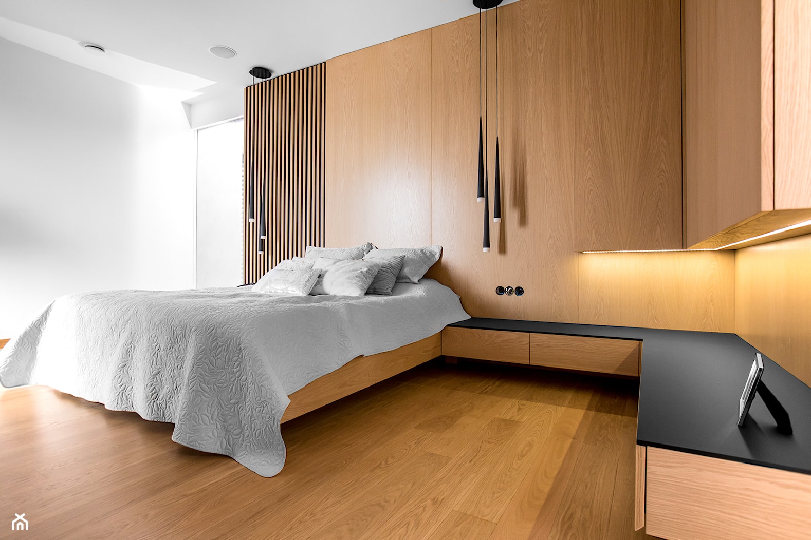 Ciepła sypialnia wykończona w drewnie - zdjęcie od UNDERWOOD Meble - Homebook