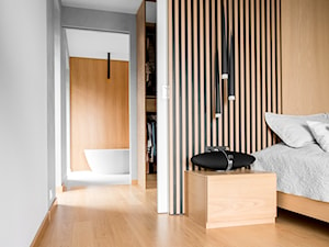 Ciepła sypialnia wykończona w drewnie - zdjęcie od UNDERWOOD Meble