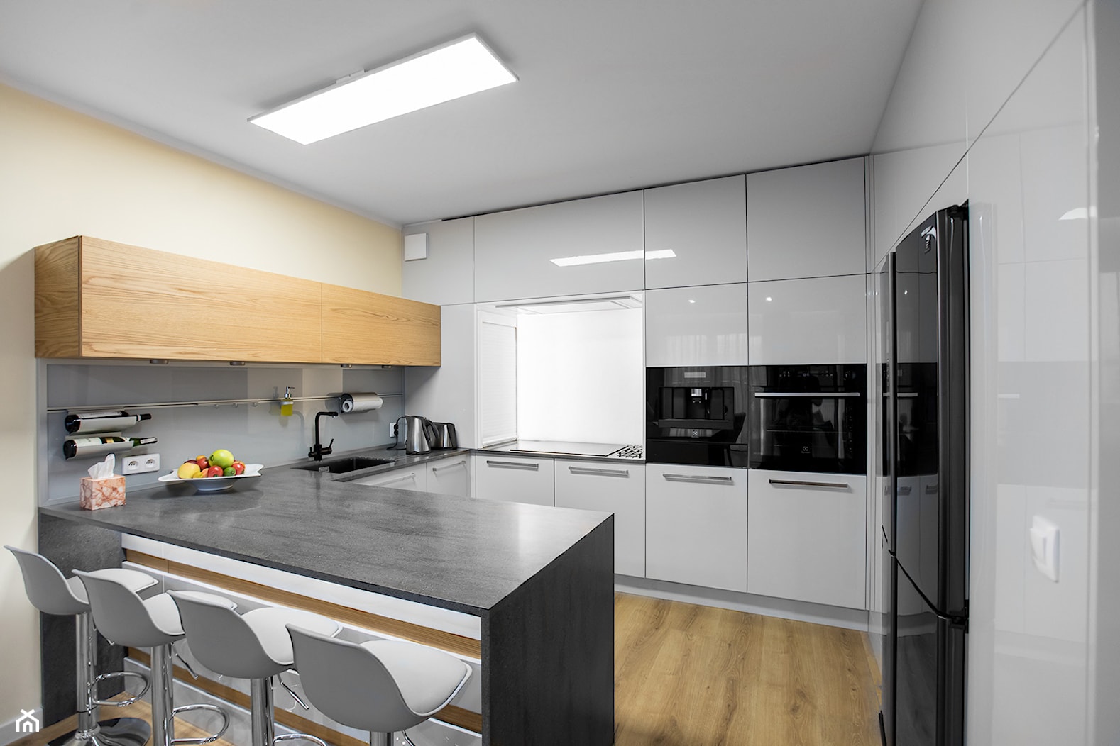Funkcjonalna i innowacyjna przestrzeń kuchenna - zdjęcie od UNDERWOOD Meble - Homebook