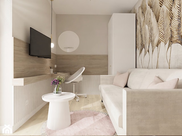 Przytulny pokój gościnny z tapetą z roślinnym motywem i różowym akcentem