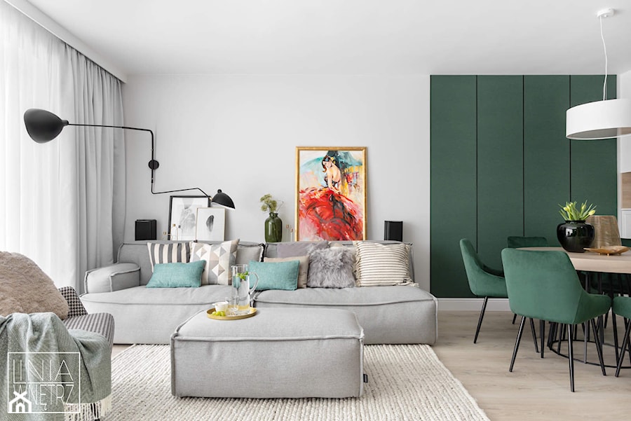 Salon z szarą sofą i kolorem butelkowej zielenie - zdjęcie od LINIA WNĘTRZ - PROJEKTOWANIE WNĘTRZ DOMÓW I MIESZKAŃ