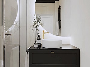 Półokrągłe lustro w małej łazience - zdjęcie od LINIA WNĘTRZ - PROJEKTOWANIE WNĘTRZ DOMÓW I MIESZKAŃ