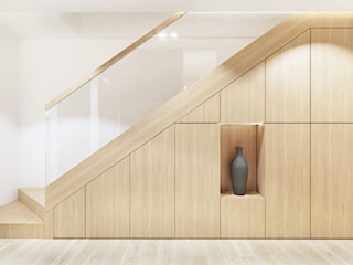 Korytarz z drewnianą zabudową pod schodami