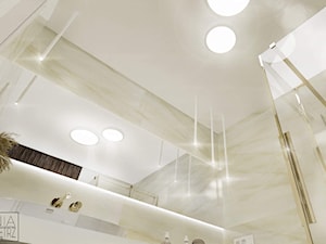 Projekt jasnej małej łazienki ze złotymi dodatkami w domu jednorodzinnym z dużym podświetlanym lustr ... - zdjęcie od LINIA WNĘTRZ - PROJEKTOWANIE WNĘTRZ DOMÓW I MIESZKAŃ