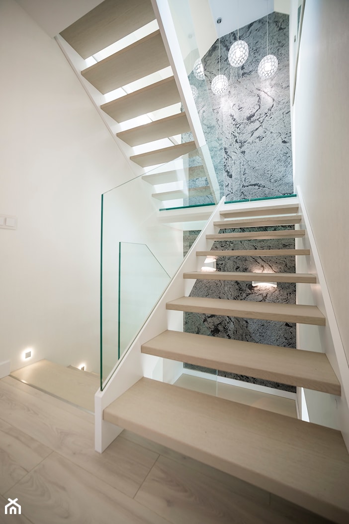 schody z balustradą i podestem szklanym - zdjęcie od P&P Kotula Schody - Homebook