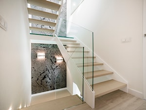 schody z balustradą i podestem szklanym - zdjęcie od P&P Kotula Schody