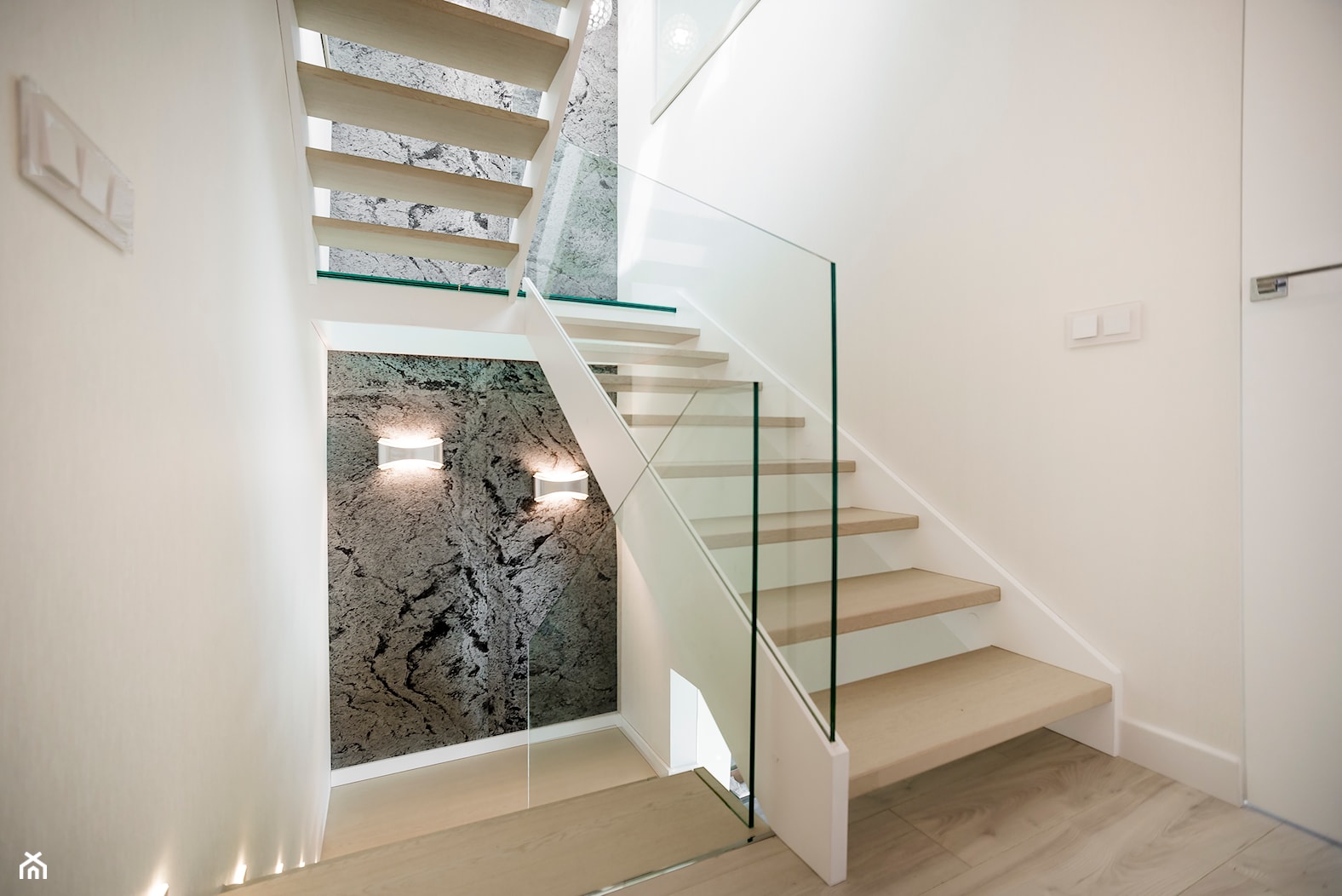 schody z balustradą i podestem szklanym - zdjęcie od P&P Kotula Schody - Homebook