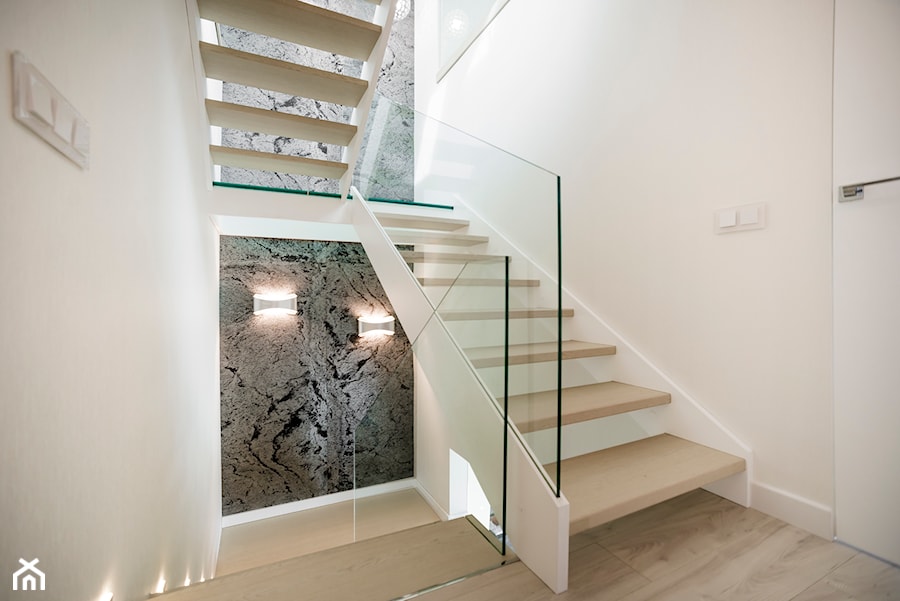 schody z balustradą i podestem szklanym - zdjęcie od P&P Kotula Schody