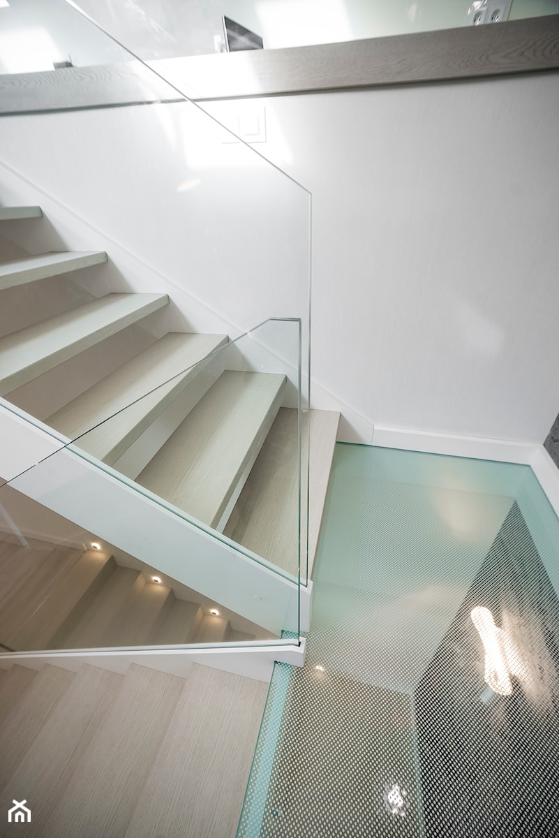 schody balustradą i podestem szklanym - zdjęcie od P&P Kotula Schody