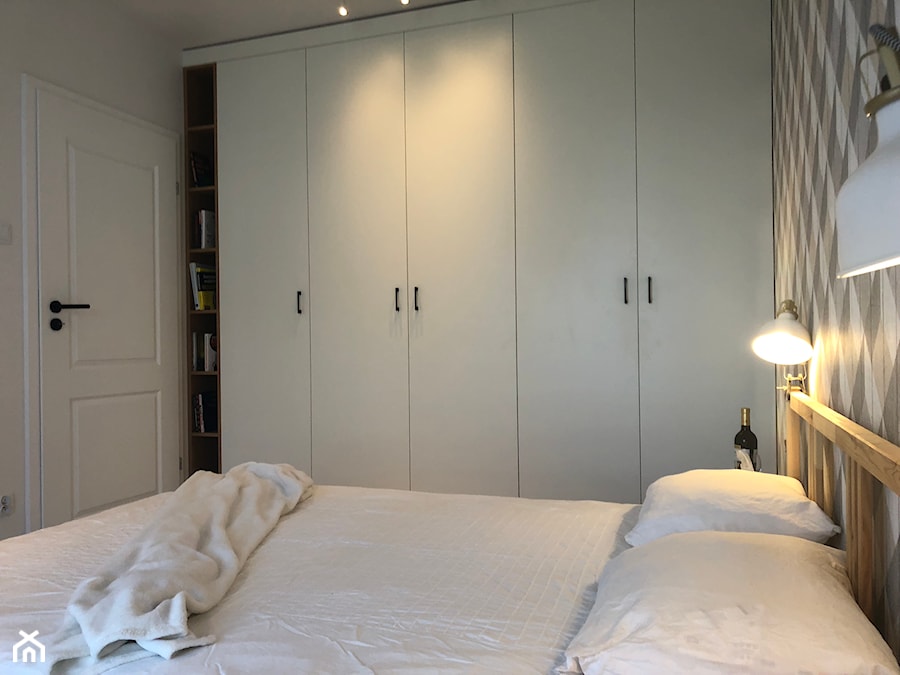 MIESZKANIE NA WYNAJEM - Mała biała szara sypialnia, styl skandynawski - zdjęcie od 4DSGN ARCHITEKTURA WNĘTRZ