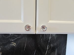 KLASYCZNA KUCHNIA - Mała zamknięta czarna z zabudowaną lodówką kuchnia jednorzędowa z marmurem nad blatem kuchennym, styl tradycyjny - zdjęcie od 4DSGN ARCHITEKTURA WNĘTRZ