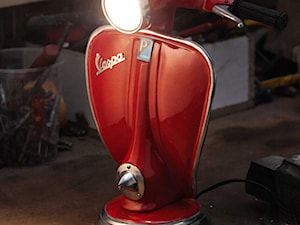 Lampa Vespa czerwona - zdjęcie od Mozziwood