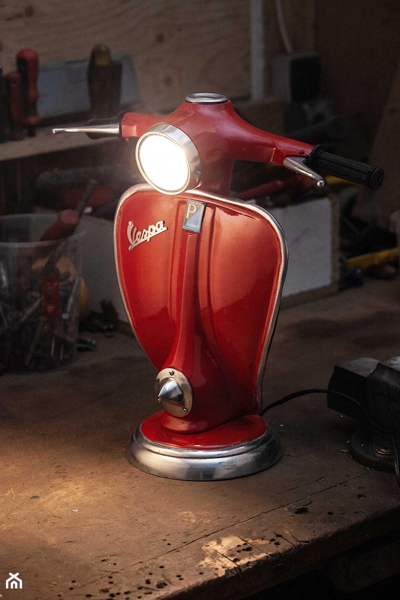 Lampa Vespa czerwona - zdjęcie od Mozziwood