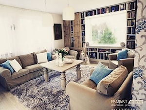 Rustykalny salon z biblioteką, tapicerowane siedzisko w oknie - powierzchnia 22 mkw - zdjęcie od PROJEKT express