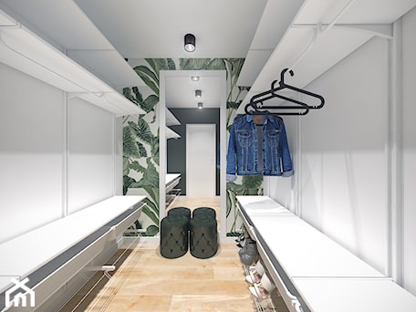 Aranżacje wnętrz - Garderoba: Funkcjonalna garderoba IKEA z tapetą w zielone egzotyczne liście - 4 mkw - PROJEKT express. Przeglądaj, dodawaj i zapisuj najlepsze zdjęcia, pomysły i inspiracje designerskie. W bazie mamy już prawie milion fotografii!
