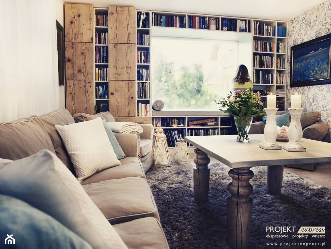 Rustykalny salon z biblioteką, tapicerowane siedzisko w oknie - powierzchnia 22 mkw - zdjęcie od PROJEKT express - Homebook