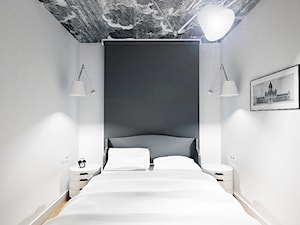 Piąta ściana z tapetą w białej sypialni - 8,6 mkw - zdjęcie od PROJEKT express