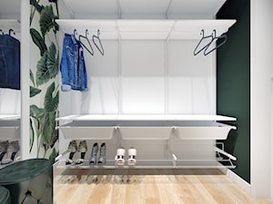 Funkcjonalna garderoba IKEA z tapetą w zielone egzotyczne liście - 4 mkw - zdjęcie od PROJEKT express