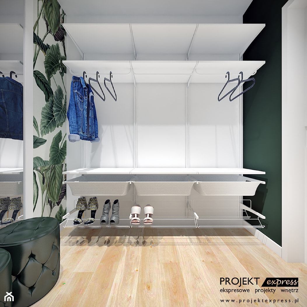 Funkcjonalna garderoba IKEA z tapetą w zielone egzotyczne liście - 4 mkw - zdjęcie od PROJEKT express - Homebook