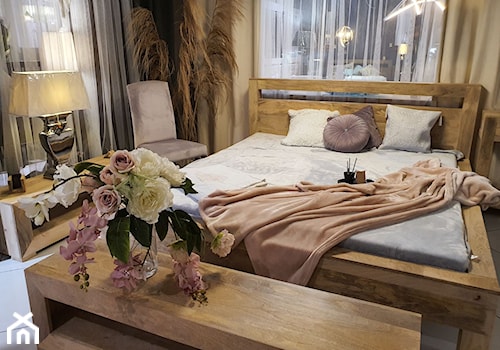 Prosta sypialnia z jasnymi drewnianymi meblami w skandynawskim stylu - zdjęcie od Cudne Meble