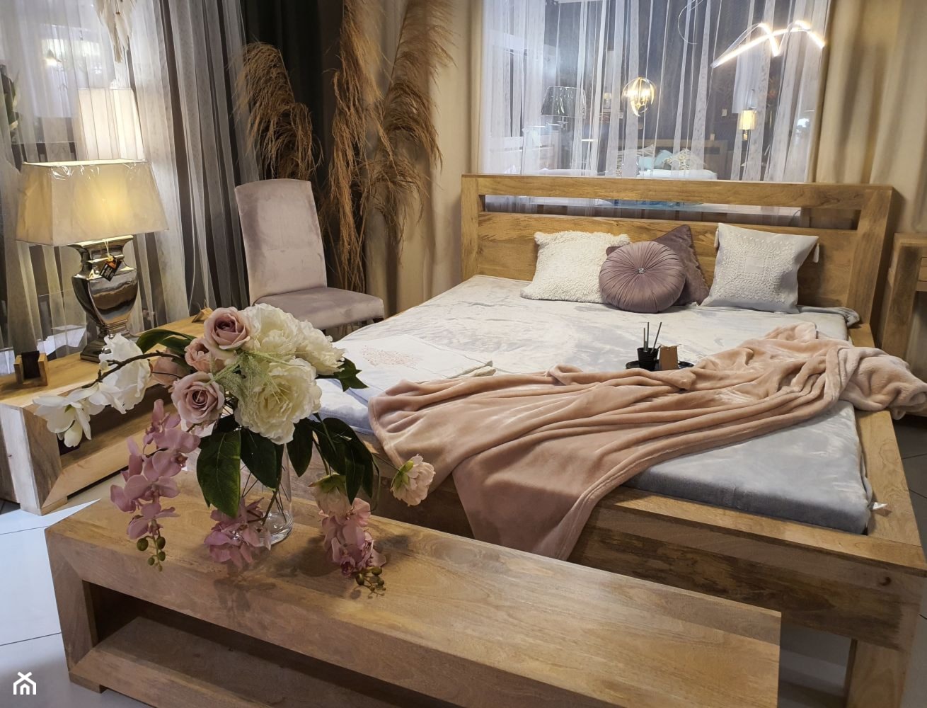 Prosta sypialnia z jasnymi drewnianymi meblami w skandynawskim stylu - zdjęcie od Cudne Meble - Homebook