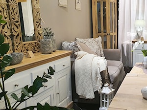Białe drewniane meble w jasnym beżowym salonie - zdjęcie od Cudne Meble