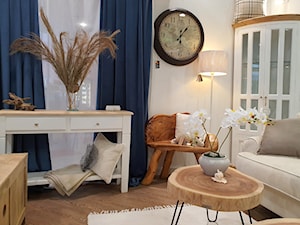 Salon biało-niebieski w zestawieniu z naturalnym drewnem - zdjęcie od Cudne Meble