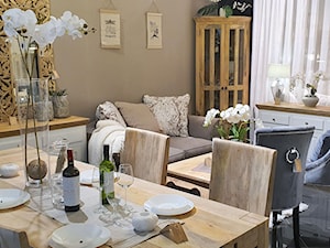 Salon z drewnianymi meblami w białych i naturalnych kolorach drewna - zdjęcie od Cudne Meble