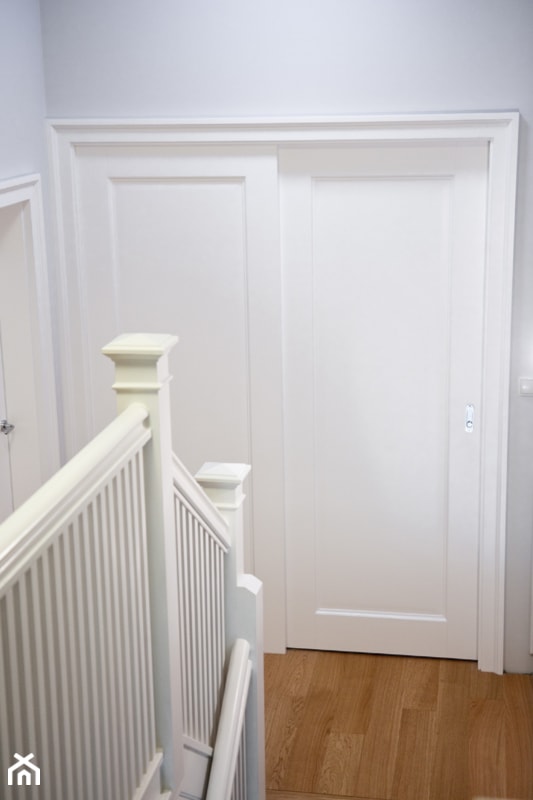duże drzwi przesuwne białe, drzwi kasetonowe, schody i balustrady - zdjęcie od WOODYOU Sebastian Grabarczyk - Homebook