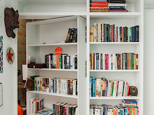 regał na książki, półki na książki, lustro w sypialni, ukryte drzwi, drzwi nowoczesne, tajne przejście - zdjęcie od WOODYOU Sebastian Grabarczyk