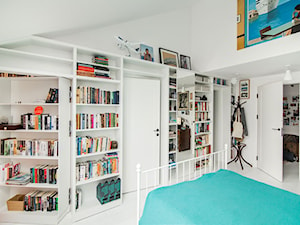 regał na książki, półki na książki, lustro w sypialni, ukryte drzwi, drzwi nowoczesne - zdjęcie od WOODYOU Sebastian Grabarczyk