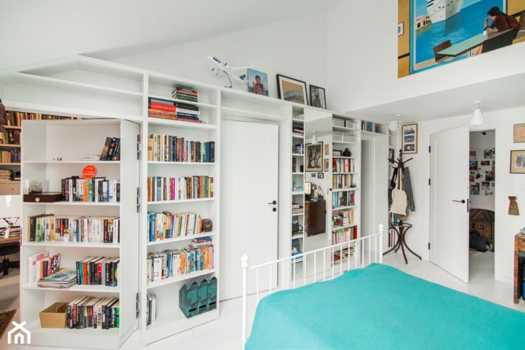 regał na książki, półki na książki, lustro w sypialni, ukryte drzwi, drzwi nowoczesne - zdjęcie od WOODYOU Sebastian Grabarczyk - Homebook
