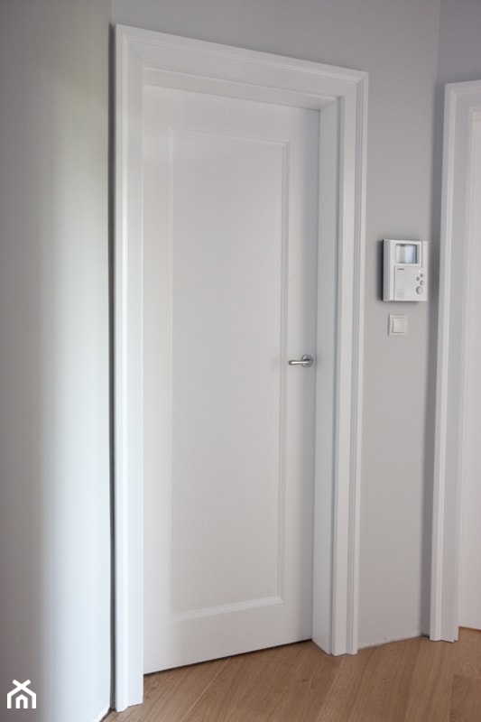 drzwi klasyczne białe, drzwi kasetonowe, zamek magnetyczny, zawiasy kryte tectus, listewki profilowane ozdobne - zdjęcie od WOODYOU Sebastian Grabarczyk - Homebook