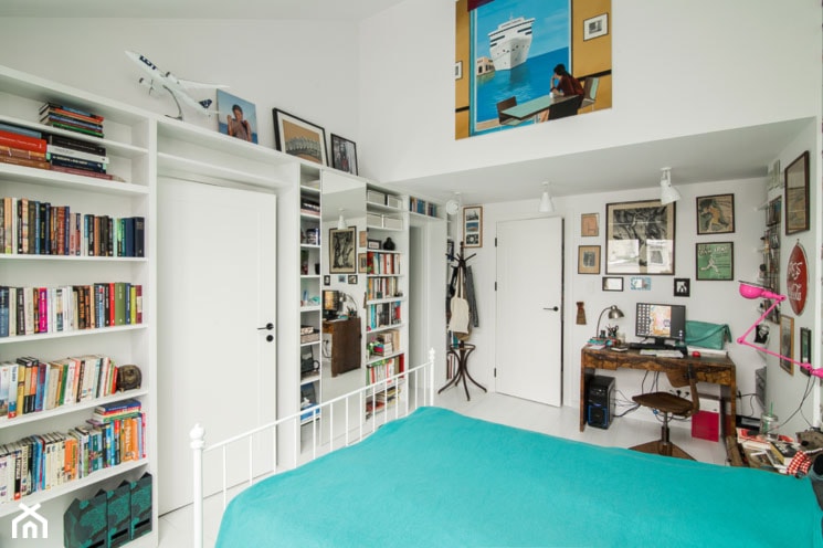 regał na książki, półki na książki, lustro w sypialni, ukryte drzwi, drzwi nowoczesne - zdjęcie od WOODYOU Sebastian Grabarczyk - Homebook