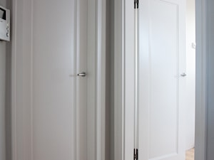 drzwi klasyczne białe, drzwi kasetonowe, zamek magnetyczny, zawiasy kryte tectus, listewki profilowane ozdobne - zdjęcie od WOODYOU Sebastian Grabarczyk