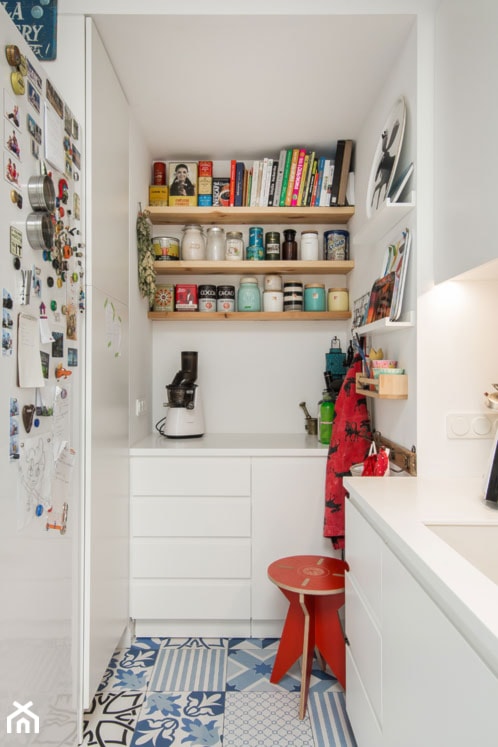 biała kuchnia, kolorowa tapeta, drewniane półki, kolorowe wnętrze - zdjęcie od WOODYOU Sebastian Grabarczyk - Homebook