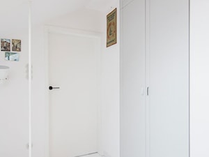 drzwi nowoczesne białe gładkie, zawiasy kryte, zamek magnetyczny, kolorowa szafa, szafa wnękowa - zdjęcie od WOODYOU Sebastian Grabarczyk