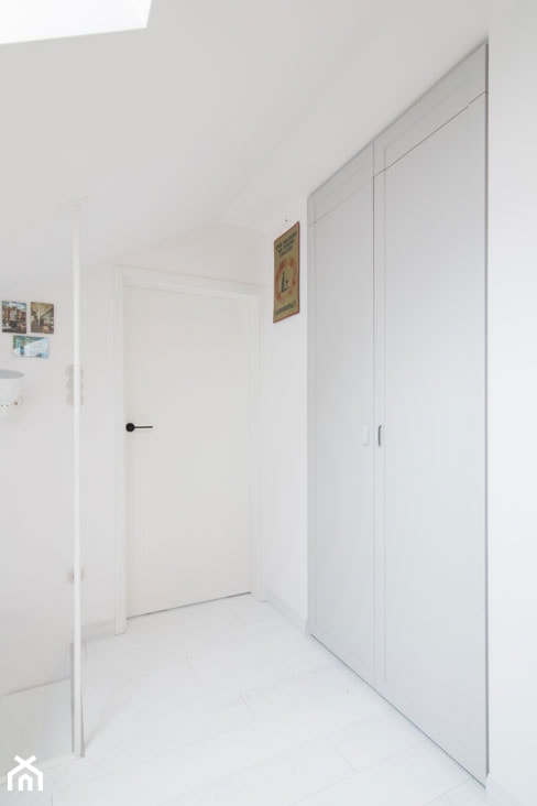 drzwi nowoczesne białe gładkie, zawiasy kryte, zamek magnetyczny, kolorowa szafa, szafa wnękowa - zdjęcie od WOODYOU Sebastian Grabarczyk - Homebook