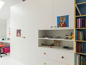 antresola, łóżko piętrowe, szafa, szafka, biurko, półki wnękowe, wnęki, kolorowa tapeta - zdjęcie od WOODYOU Sebastian Grabarczyk