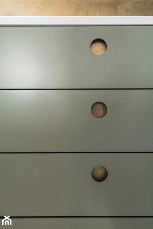 białe drewniane dębowe blaty, uchwyty mosiężne okrągłe, panel mosiężny,,yspa - zdjęcie od WOODYOU Sebastian Grabarczyk - Homebook